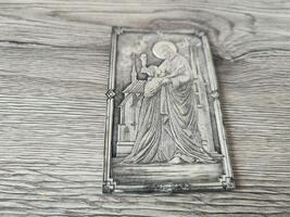 Plaque en métal argenté décor religieux, prix 75 euros 