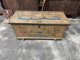Coffre peint 