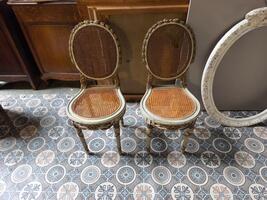 Couple de chaises patiné 