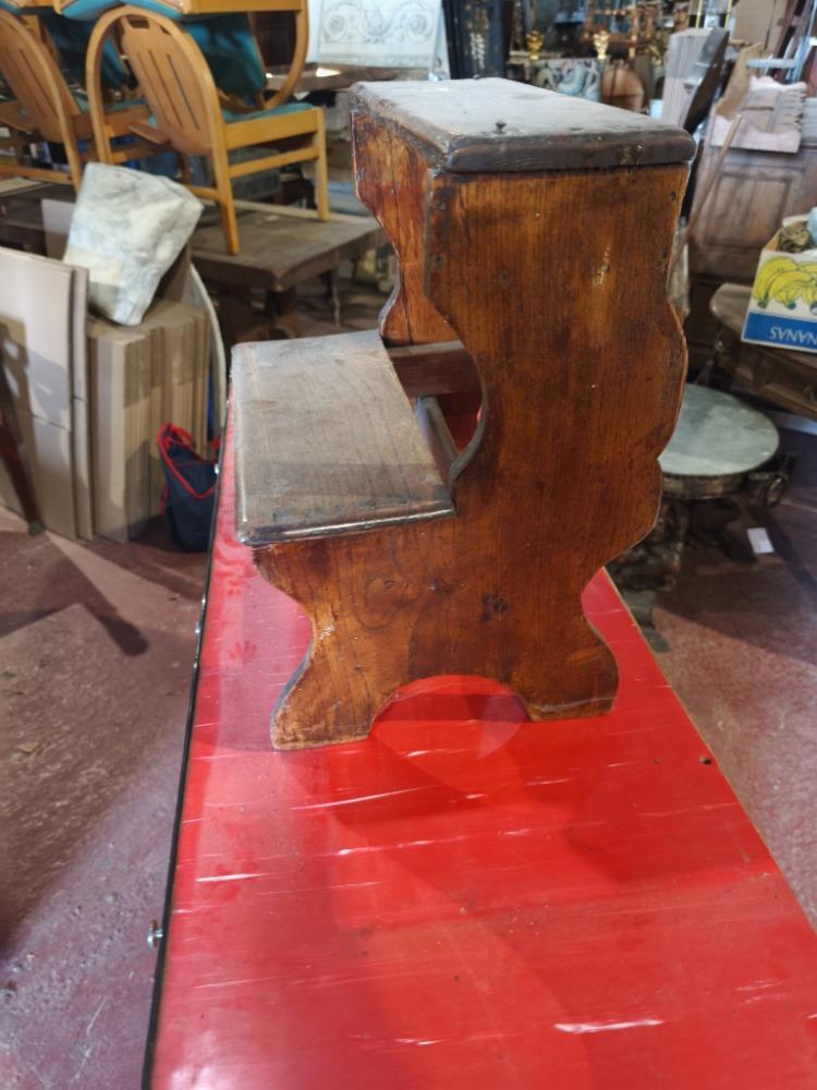Escabeau en bois rustique 