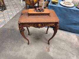 Petit guéridon en chêne sculpté 