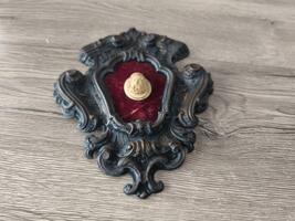 Petite tête en pierre sculptée 