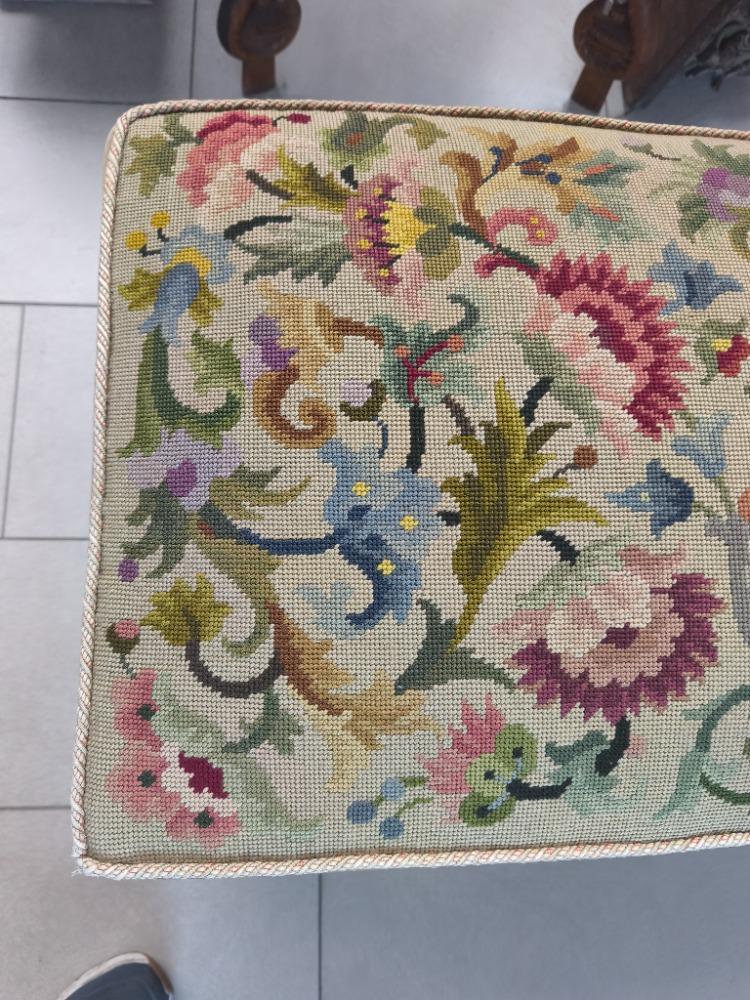 Pouf tapisserie 