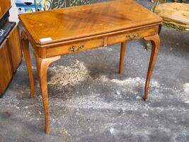 Table a jeux bois de placage 180 euros 