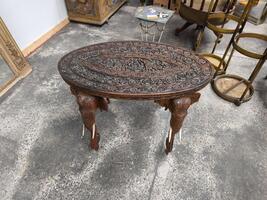 Table basse en bois sculpté 