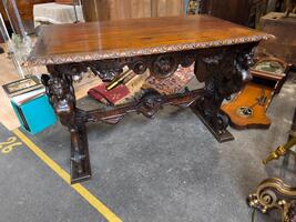 Table bureau en noyer sculpté 