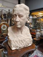 Tête en pierre sculptée 